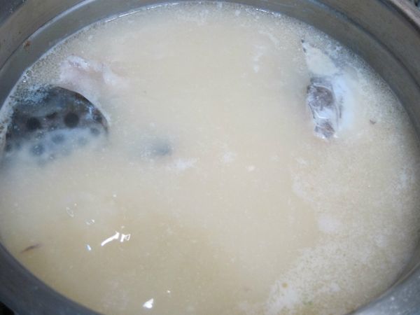 加入切塊的鮭魚和米酒，煮滾後蓋上蓋子，轉小火續滾10~15分鐘。