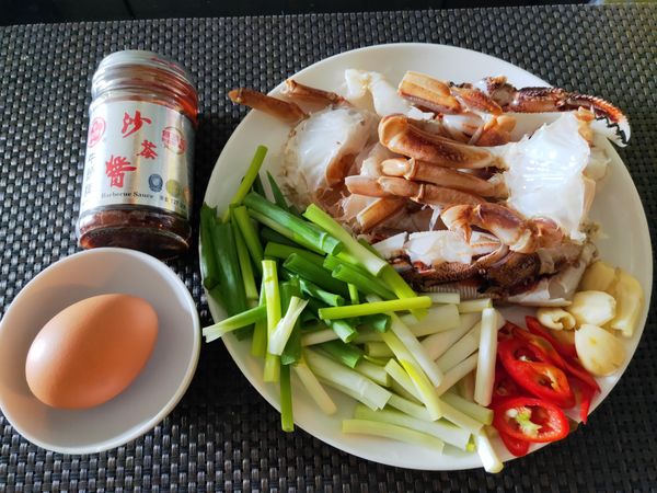 食材洗淨。
螃蟹對切成半,蔥切段,辣椒斜切片,蒜頭拍碎。