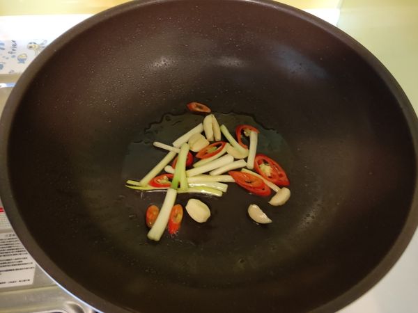 少許油將蒜頭,辣椒,蔥白下鍋爆香。
