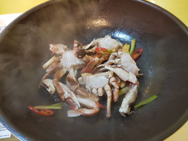 螃蟹下鍋拌炒約5分熟。