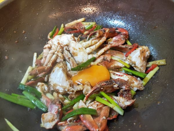 打顆蛋讓蛋液覆蓋在食材上。