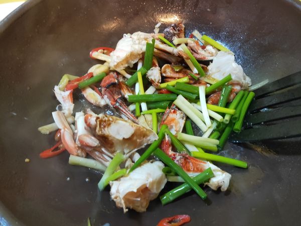 放入沙茶與蔥段一起拌抄。