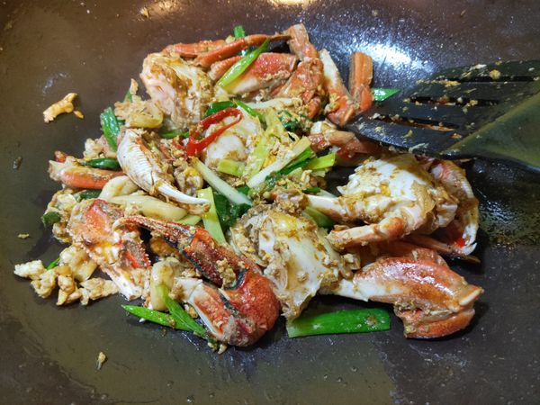 將所有食材一起炒香至熟,加鹽巴調味。