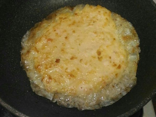 5.用一大匙湯匙油，小火煎到膨脹，再翻面，澎脹後開大火把油逼出來，就可以關火，成品完成。