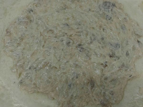 4.拿潤餅皮放在塑膠袋上，挖大湯匙兩匙的蝦仁漿糊舖平，再將另一片潤餅皮放上，輕輕拍打(由內往外打空氣打出來),用刀尖刺洞