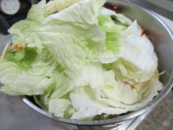 大白菜洗淨撥成大塊備用