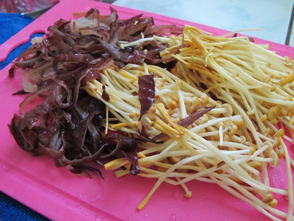 滿天星菇去蒂頭,木耳洗淨切絲備用