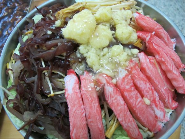 依序放上大白菜.滿天星菇.木耳.蟹味棒.最後放上雞油雞湯