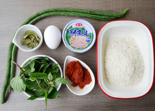 準備食材及氣炸鍋 。鮪魚罐頭打開後，要徹底把水份擠乾。九層塔切細絲、檸檬葉切碎。