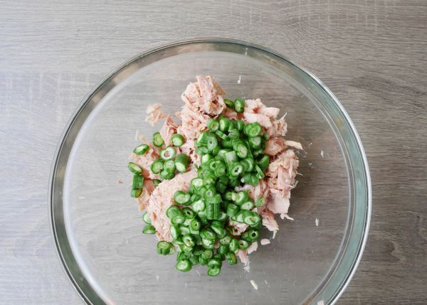 長豆切成0.3公分細丁，與鮪魚混合 。