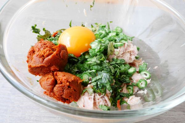 加入紅咖哩醬、九層塔、檸檬葉、蛋黃、美乃滋。