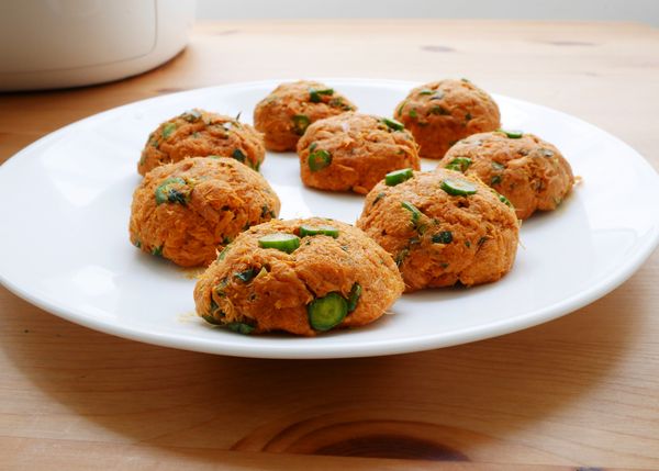 約可做成9-10顆，準備分兩批放入氣炸鍋炸。