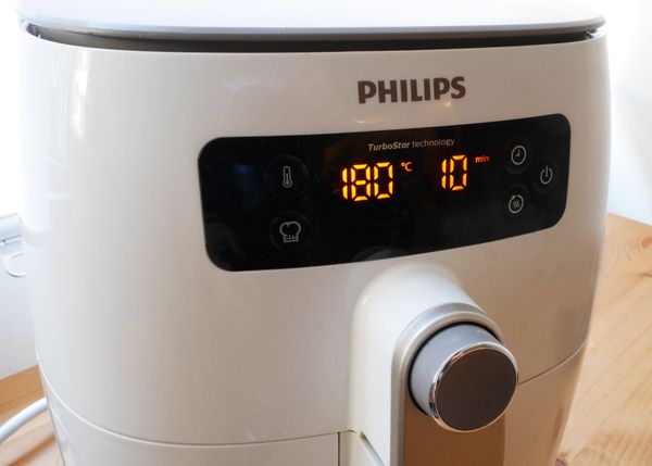 氣炸鍋設定180度，時長10分鐘，按「開始」鍵。