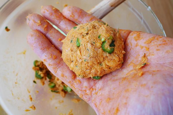 取高爾夫球大小的量，塑成半圓球狀再略為壓扁。