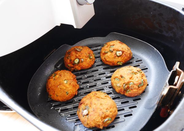 完成提示聲響起，泰式魚餅香噴噴出爐了！第一批取出盛盤後，放入第二批，重覆步驟7&amp;8。