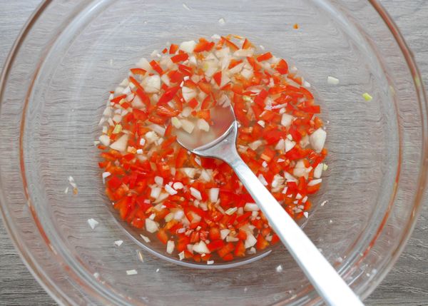 在等候魚餅出爐時，將沾醬材料放入碗裡拌均勻，調好味道。