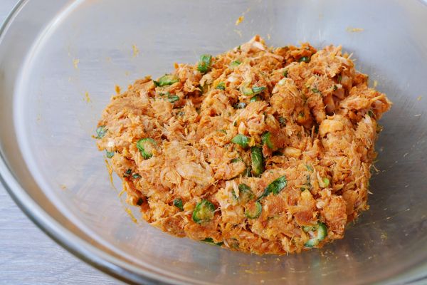 再加入麵包粉，拌至非常均勻。