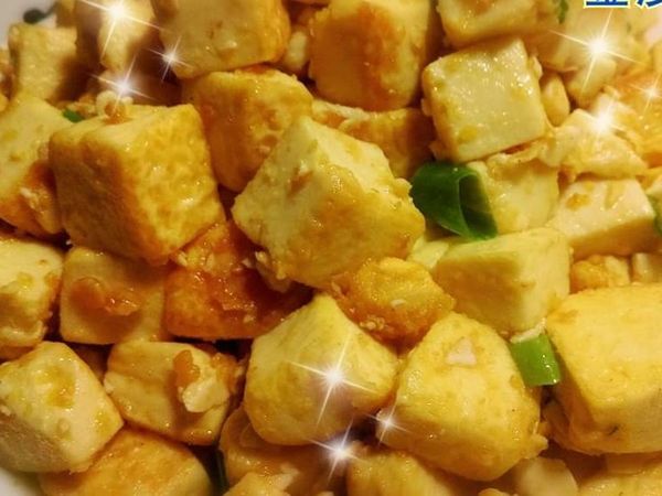 1:雞蛋豆腐2盒切塊
2:蒜末
3:蔥花(2支)
4:鹹蛋黃2個.鹹蛋白1個(切細碎)
   (若吃重鹹請再煎豆腐時灑ㄧ點點薄鹽)
做法
取鍋下油,
用蒜末香煎豆腐，煎至表皮
金黃酥盛起備用，再下鹹蛋黃至溶化有泡泡，倒入豆腐輕輕翻動使豆腐沾上溶解的鹹蛋黃，再放入蛋白部分ㄧ起翻炒上色後灑上蔥花即可。