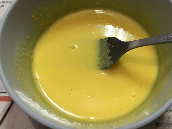 蛋黃和糖攪拌至均勻（均勻後會有點泛白）