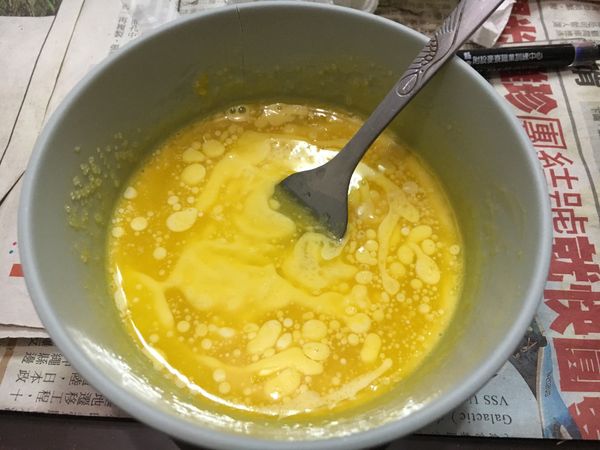 蛋黃液加入奶油拌勻