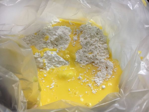 將蛋黃醬和麵粉一起倒入塑膠袋中混合，然後放入冰箱冷藏半小時。