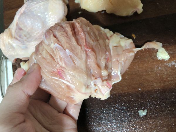 將雞腿排用刀劃開，但不切斷
用叉子把雞腿排叉數個小洞🍴
這樣醃料才較容易入味