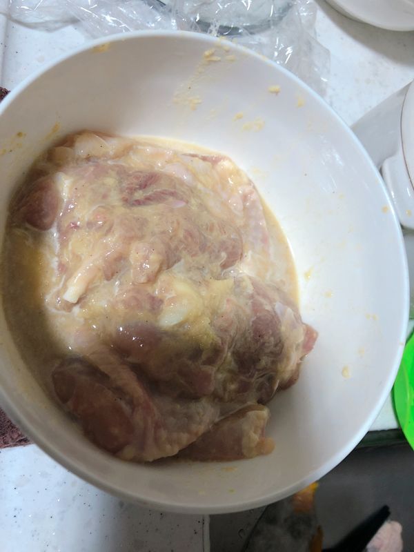 將雞腿排用浸泡在醃料裡，放在冷藏約一小時，如果有更多時間可放半天味道會更入味喔❤️