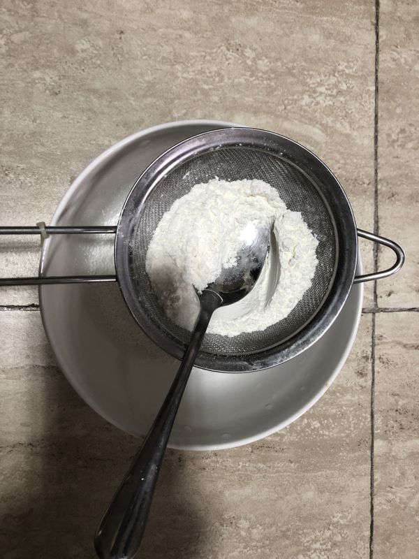 開始做麵漿，所有的粉類，都記得過篩，粉比較細緻喔🥙