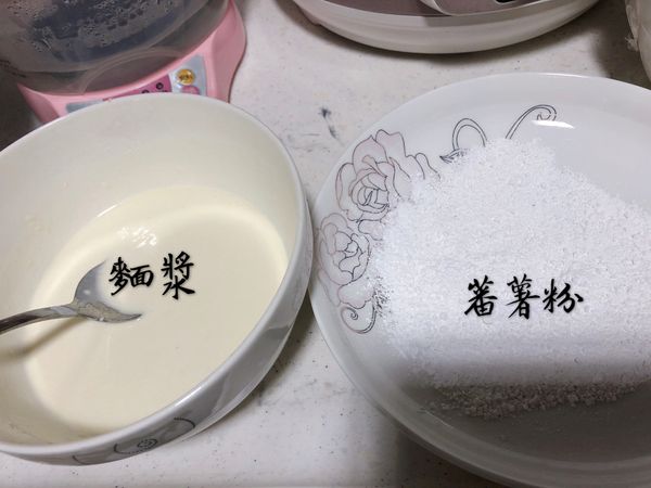 麵漿先製作完成，等待雞腿排入味
左邊是麵漿（裹內層）
右邊是木薯粉（裹外皮）
