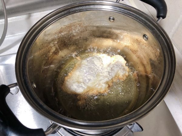 油鍋溫度丟一小塊麵漿下去，若麵漿馬上浮上來，即可將雞腿排開始油炸，記得油炸過程火侯不要太大，用中小火慢炸，才不會外焦內不熟喔！也記得不要急著翻面，看到這樣的色澤可以準備翻面炸囉！
炸雞腿排時間約六分鐘🍗