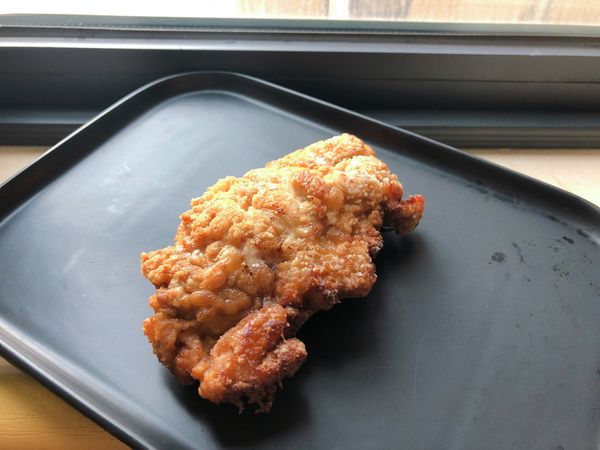 炸好第一次後，雞腿排先放盤等冷卻
冷卻後開中火第二炸，炸到顏色金黃約四分鐘即可撈起