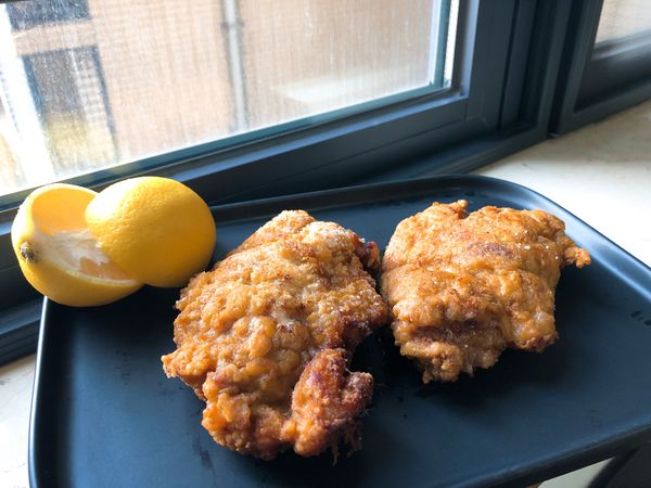 炸好後不要馬上切開喔！這樣肉汁才會鎖住喔
灑上胡椒鹽，擠點檸檬汁即可上桌
真的超級美味❤️