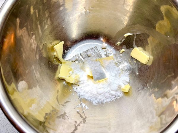 《外皮製作》
奶油和糖打至乳白融和