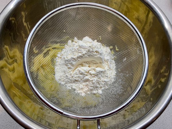加入過篩麵粉