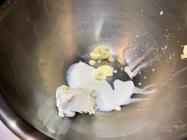 《內餡製作》
乳酪➕鮮奶油拌勻