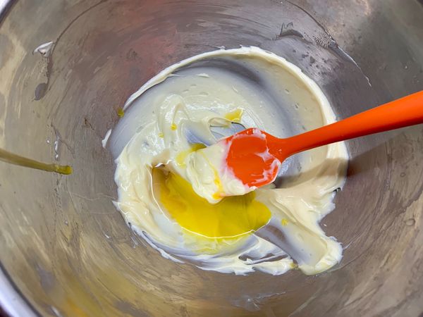 加入蛋黃拌勻