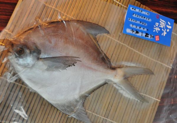 來自宜蘭小六為珍貴的鯧魚以日式手法製作為一夜干, 保留鯧魚最珍貴的原味, 並帶點清淡的鹹味, 更加提升鯧魚的味道, 利用最簡單的處理方式, 保留最原始的味道。