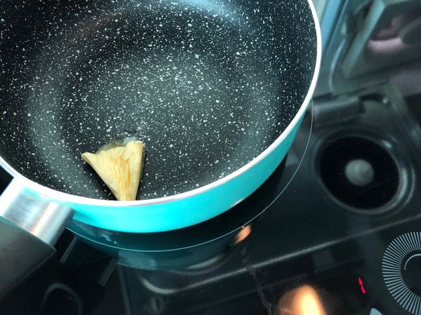 用小火溶化奶油
用奶油炒比較香
不喜歡的話。用普通食用油。橄欖油也可以