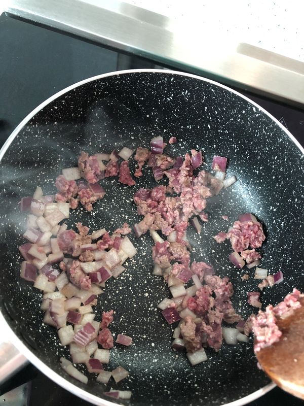 加入牛絞肉
快手弄散爆炒，炒太慢容易黏在一起