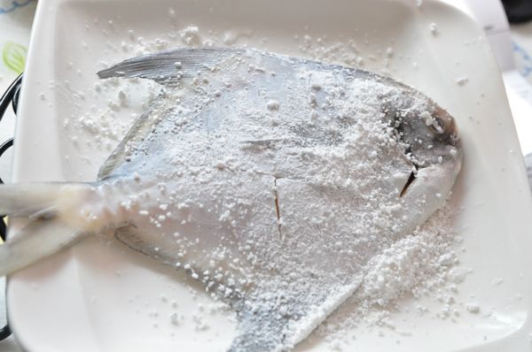 將解凍後白鯧用刀魚兩面劃數刀再均勻塗抹地瓜粉