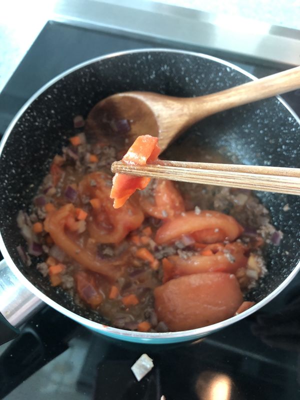 番茄開始熟。
番茄皮會自己脱掉。
夾起來就好啦

[也可以之前先脱皮
在番茄底部輕輕劃十字。
泡熱水60秒就可以輕鬆脱皮]