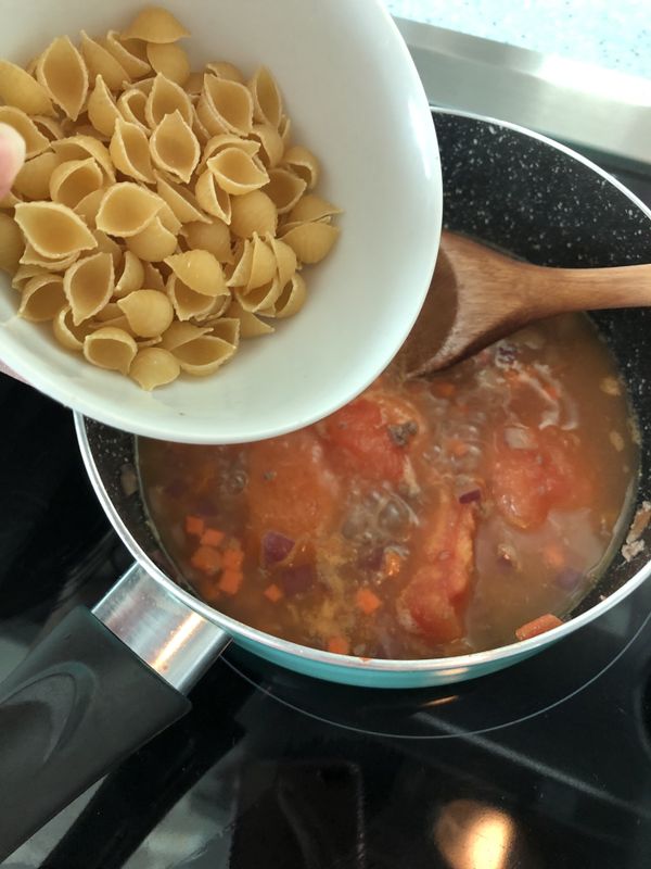 加入一碗水
水滾之後加入貝殼粉，甘荀，玉米
不用蓋鍋蓋
小火煮大概8分鐘
（電池爐九段火力。我用三段)