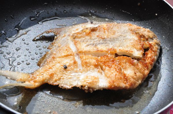 放入油鍋中慢慢煎至金黃起鍋