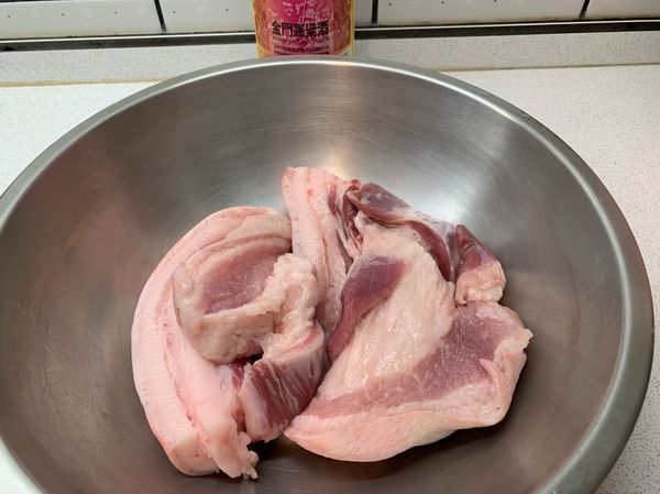 高粱酒搓抹於五花肉上
靜置於旁讓酒入味