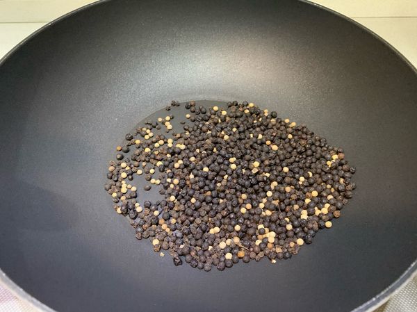 黑&amp;白胡椒&amp;馬告上乾鍋用小火炒出香氣後備用
