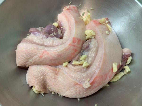 肉加入1/3拍碎蒜頭後
邊按摩肉讓肉吸收蒜味