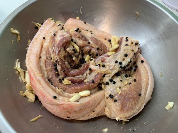 再取1/3量馬告粉抹上並均勻搓揉肉條