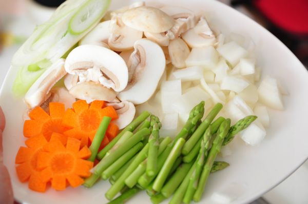 備材料:紅蘿蔔、磨菇、洋蔥切塊狀、蘆筍切3段、大蔥片數片