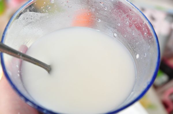 備[奶油醬汁]:鮮奶約100cc、玉米粉、中筋麵粉宇冷水調和均勻