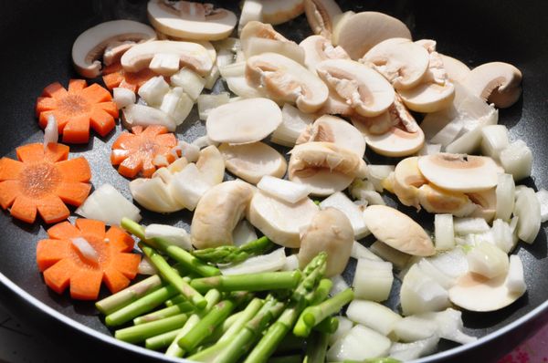 將1塊無鹽奶油加熱，放入紅蘿蔔、磨菇、洋蔥、蘆筍拌炒悶煮